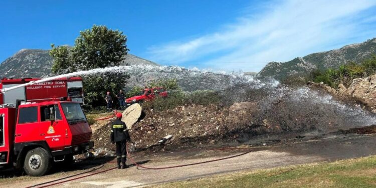 Φωτιά ξέσπασε στο δρόμο προς Παλιόβαρκα Ξηρομέρου
