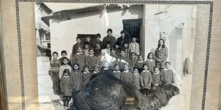 Δάσκαλος από την Αιτωλ/νία μάζεψε χιλιάδες αντικείμενα από τα ελληνικά σχολεία του 20ού αιώνα