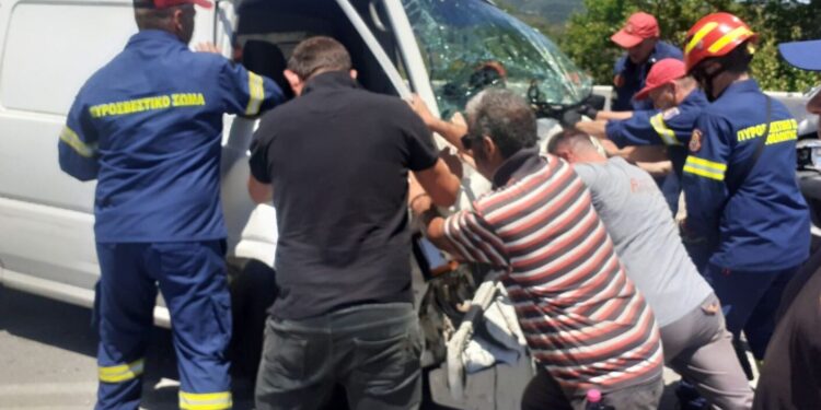 Αγρίνιο: Σφοδρή σύγκρουση οχημάτων στη γέφυρα Αχελώου-δύο τραυματίες