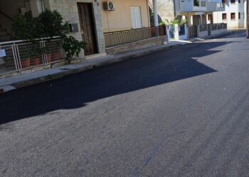 Σε εξέλιξη είναι εργασίες ασφαλτόστρωσης της οδού Αφων Σισμάνη στο Αγρίνιο