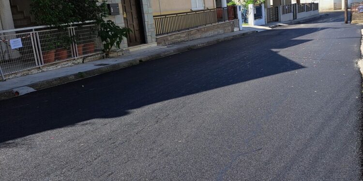 Σε εξέλιξη είναι εργασίες ασφαλτόστρωσης της οδού Αφων Σισμάνη στο Αγρίνιο
