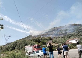 Φωτιά στο Μενίδι Αιτωλ/νίας- Μεγάλη κινητοποίηση(φωτο)