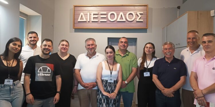 Τα μέλη της διοίκησης του Εμποροβιομηχανικού Συλλόγου Μεσολογγίου στο Μουσείο Άλατος