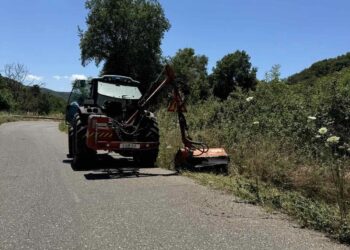 Eργασίες χορτοκοπής και καθαρισμού κλαδιών της Ε.Ο. Αγρινίου- Καρπενησίου από την Περιφέρεια