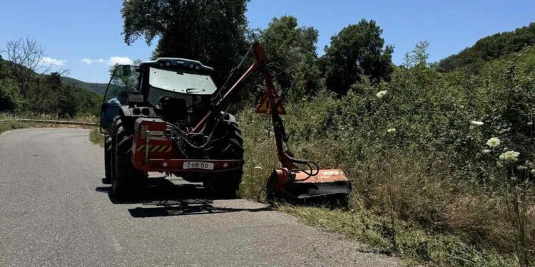 Eργασίες χορτοκοπής και καθαρισμού κλαδιών της Ε.Ο. Αγρινίου- Καρπενησίου από την Περιφέρεια