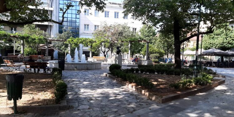 Έρημη πόλη το Αγρίνιο (φωτο)