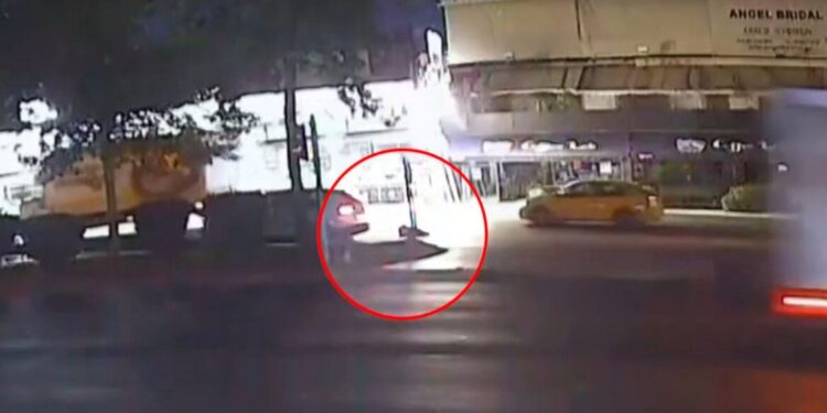 Τροχαίο στην Λ. Αθηνών: Δύο αυτοκίνητα χτύπησαν διαδοχικά και εγκατέλειψαν την 17χρονη