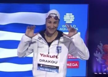 Ο Σπύρος Σκιαδαρέσης συγχαίρει την κολυμβήτρια Νόρα Δράκου