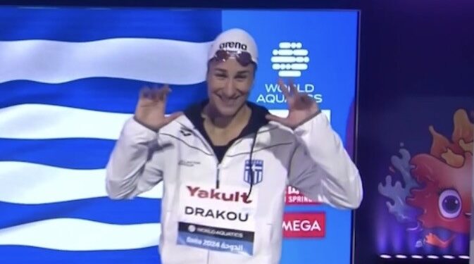 Ο Σπύρος Σκιαδαρέσης συγχαίρει την κολυμβήτρια Νόρα Δράκου