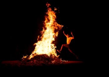 Έθιμα που χάνονται: «Η Γιορτή του Αη Γιάννη του Ριγανά, οι Φωτιές και ο Κλήδονας»