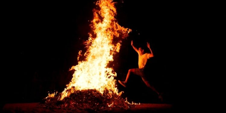 Έθιμα που χάνονται: «Η Γιορτή του Αη Γιάννη του Ριγανά, οι Φωτιές και ο Κλήδονας»