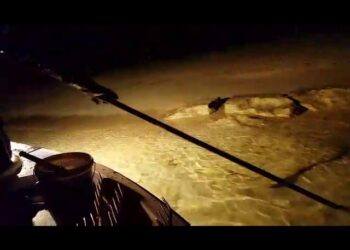 Eρασιτέχνης αλιέας τον έπιασαν στη θαλάσσια περιοχή Μενιδίου να ψαρεύει με καμάκι