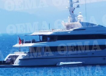 Φωτιά στην Ύδρα: Συνελήφθησαν 13 επιβαίνοντες της θαλαμηγού από όπου έριξαν πυροτεχνήματα