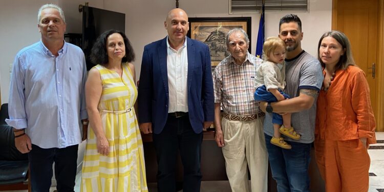 Τον Ντίνο Μακρυγιάννη υποδέχθηκε στο Δημαρχείο ο Βασίλης Γκίζας