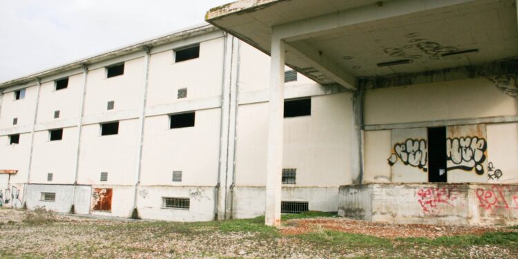 Να γίνει συνεδριακό κέντρο το κτήριο καπναποθηκών του πρώην ΕΟΚ προτείνει ο Δ.Τραπεζιώτης