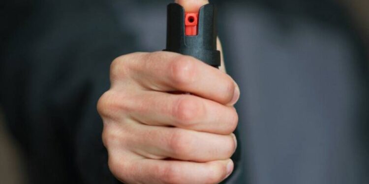 Με γκλοπ και δύο σπρέι πιπεριού πιάστηκε άνδρας στο Θέρμο