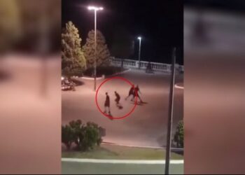 Βίντεο από την άγρια συμπλοκή νεαρών στην πλατεία της Αμφιλοχίας