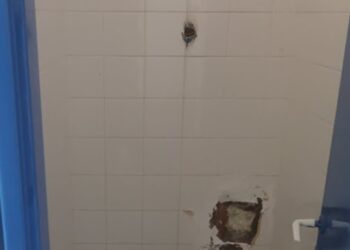 Βανδάλισαν το 2ο Δημοτικό Σχολείο Θεστιέων :Έκλεψαν σιφώνια ,βρύσες και ξήλωσαν καζανάκια (φωτο)