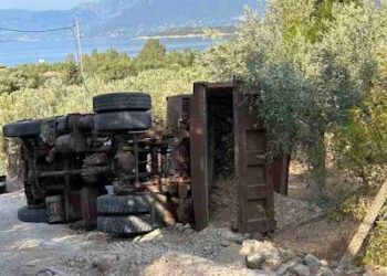 Εκτροπή φορτηγού του Δήμου Ακτίου Βόνιτσας στη θέση Βαρκό