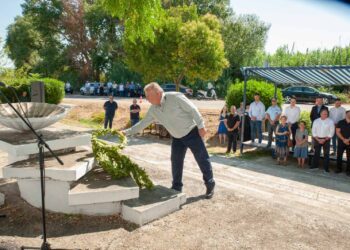 Σε κλίμα συγκίνησης στα Καλύβια το Επίσημο Μνημόσυνο στη μνήμη των εκτελεσθέντων