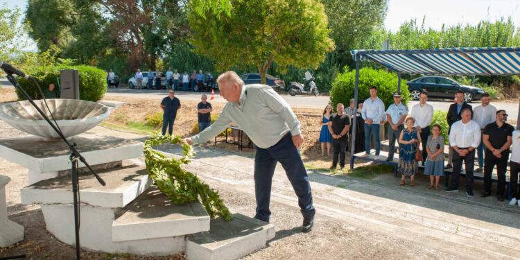 Σε κλίμα συγκίνησης στα Καλύβια το Επίσημο Μνημόσυνο στη μνήμη των εκτελεσθέντων