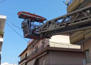 Διάσωση λιπόθυμης γυναίκας από ταράτσα