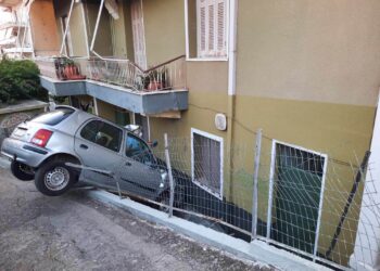 Αγρίνιο: ΙΧ «μπούκαρε» σε οικία – Τραυματίστηκε  ο οδηγός