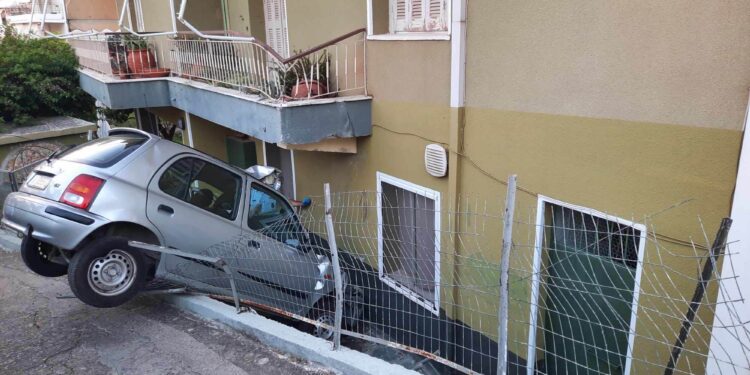 Αγρίνιο: ΙΧ «μπούκαρε» σε οικία – Τραυματίστηκε  ο οδηγός