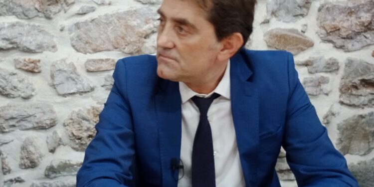 Παρέμβαση Καρπέτα για απευθείας αναθέσεις και διαφάνεια στην Περιφέρεια Δυτικής Ελλάδας