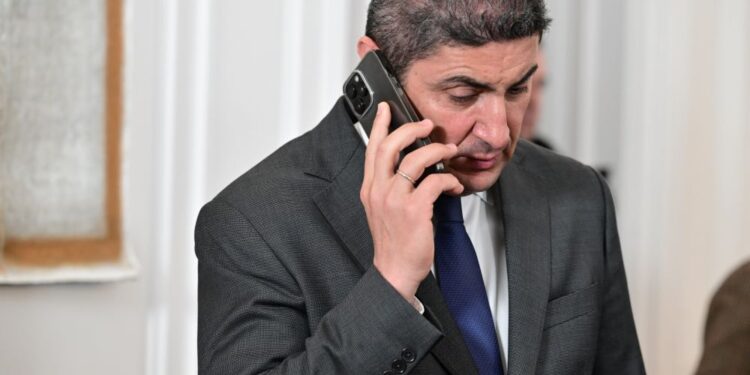 Αυγενάκης για ανάκληση της μήνυσης από υπάλληλο του αεροδρομίου: Τον συγχαίρω για το θάρρος του