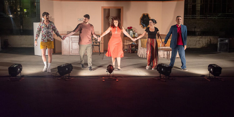 Επιτυχημένες παραστάσεις που δόθηκαν στο Αγρίνιο στον αύλειο χώρο των Καπναποθηκών Παπαστράτου 