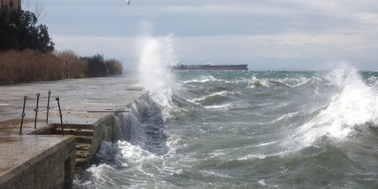 Καιρός: Υψηλός κίνδυνος πυρκαγιάς και έντονοι βοριάδες – Σε επιφυλακή ο κρατικός μηχανισμός