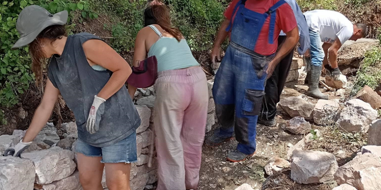 “Διήμερο εργαστήριο Ξερολιθιάς” – Εκπαίδευση από τους τεχνίτες του παρελθόντος στους τεχνίτες του μέλλοντος