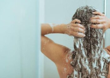 Πόσο συχνά πρέπει να λουζόμαστε;