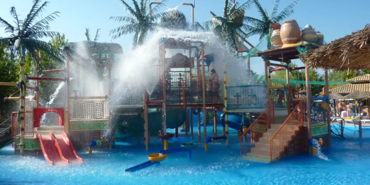 Παρίστανε τον γονιό σε νεροτσουλήθρες και φωτογράφιζε απόκρυφα σημεία παιδιών