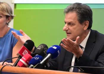 Tρία μέτρα στήριξης για το ακριβό ρεύμα – Επιδότηση τον Αύγουστο για πράσινα και κίτρινα τιμολόγια