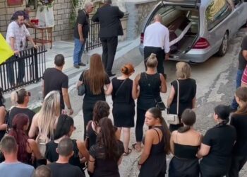 Αμφιλοχία: Οδύνη στο τελευταίο «Αντίο» στην 36χρονη Αρετής