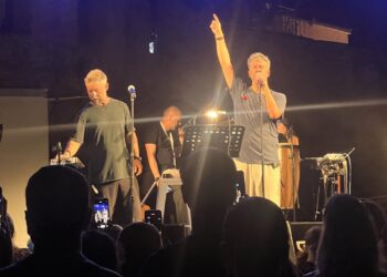 Ανεπανάληπτη μουσική βραδιά στην παραλία Ψανής με τους Χάρη Βαρθακούρη και Γιάννη Βαρδή