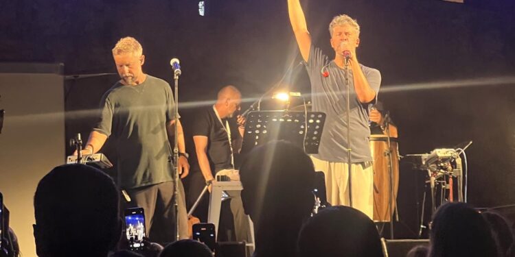 Ανεπανάληπτη μουσική βραδιά στην παραλία Ψανής με τους Χάρη Βαρθακούρη και Γιάννη Βαρδή