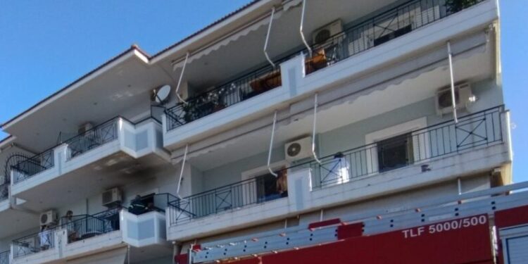 Μεσολόγγι: Άρπαξε φωτιά σε διαμέρισμα 