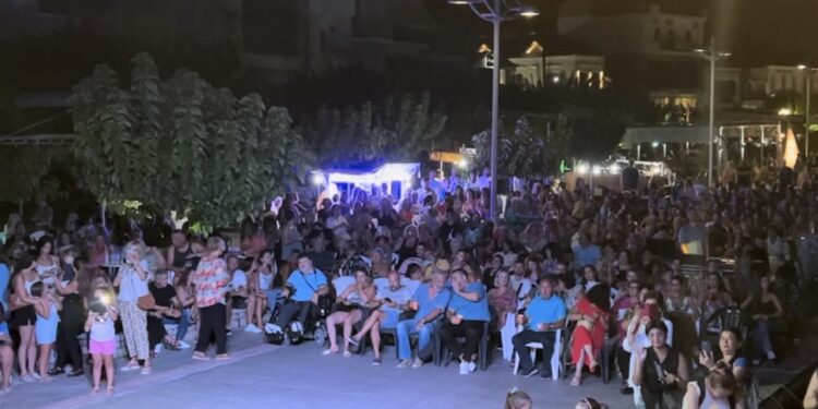 Με επιτυχία η συναυλία του Χρήστου Μενιδιάτη στον Αστακό Αιτωλοακαρνανίας, από την Περιφέρεια