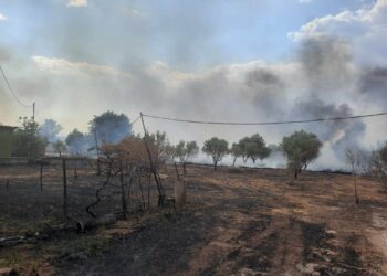 Φωτιά σε εξέλιξη στην περιοχή Γιαννούζι Αγρινίου δίπλα σε σπίτια