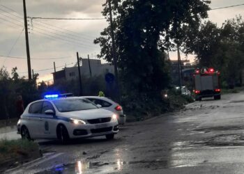 Δυνατό μπουρίνι έπληξε το Αγρίνιο – Σε εγρήγορση για τα προβλήματα οι Αρχές.