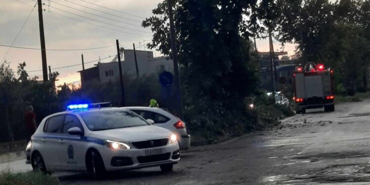 Δυνατό μπουρίνι έπληξε το Αγρίνιο – Σε εγρήγορση για τα προβλήματα οι Αρχές.