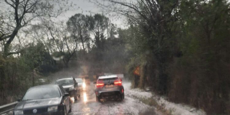 Δυνατό μπουρίνι έπληξε το Αγρίνιο – Σε εγρήγορση για τα προβλήματα οι Αρχές.