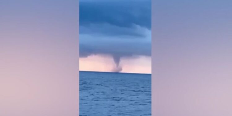 Ζάκυνθος: Υδροστρόβιλος «σάρωσε» το Ιόνιο μετά από δυνατό μπουρίνι