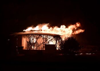 Ολονύχτια μάχη στον Βαρνάβα – Διαδοχικά μηνύματα για εκκενώσεις
