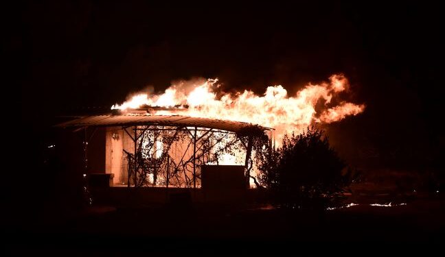 Ολονύχτια μάχη στον Βαρνάβα – Διαδοχικά μηνύματα για εκκενώσεις