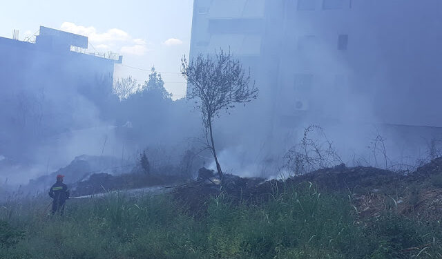 Φωτιά στα Τριαντέικα κοντά σε οικίες(φωτο)