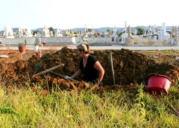 Οι νεκροθάφτες του Αγρινίου που έγιναν ταινία
